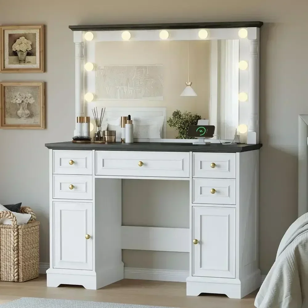 Dressing Table Vanity With Lighted Mirror - 38インチの大型ミラー付きLEDメイクアップテーブル。引き出し5つ、キャビネット2つ、電源コンセント、照明3つ付き。寝室用の木製ドレッサー。